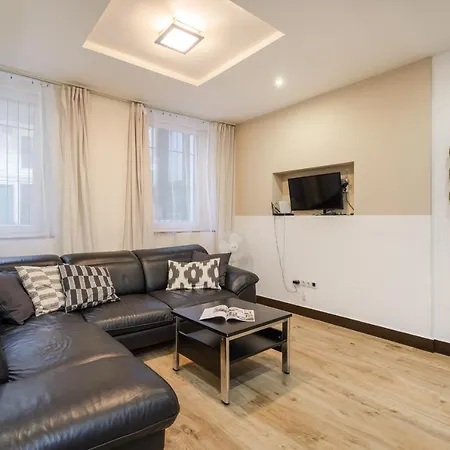 Dolly's Duplex Apartment